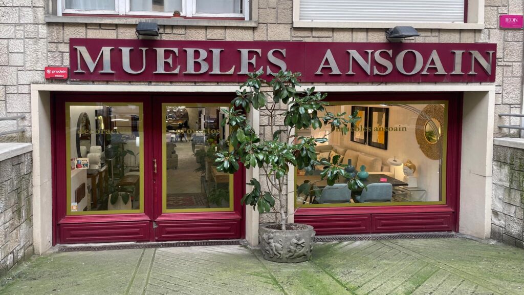 Fachada de la tienda de Muebles Ansoain